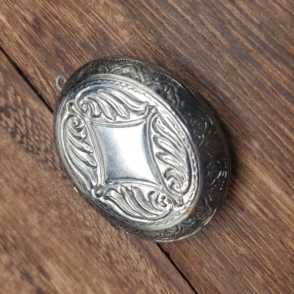 Oval locket pendant - Picture 1 of 3